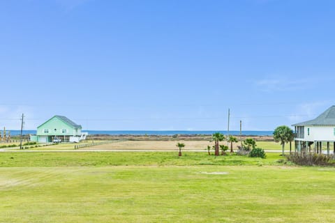 Escape Gulf Views Basketball Hoop Sleeps 16 House in Bolivar Peninsula