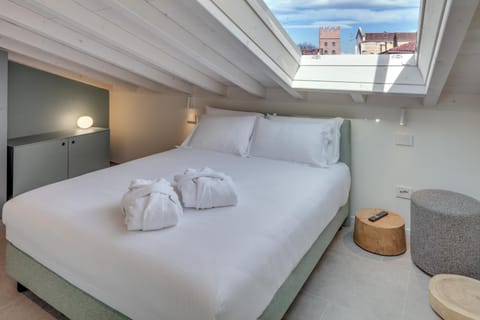 Bed, Bedroom, City view, towels