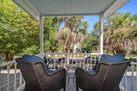 Secret Garden Hideaway l Walk to DNTN l Sleeps 8 House in Saint Augustine