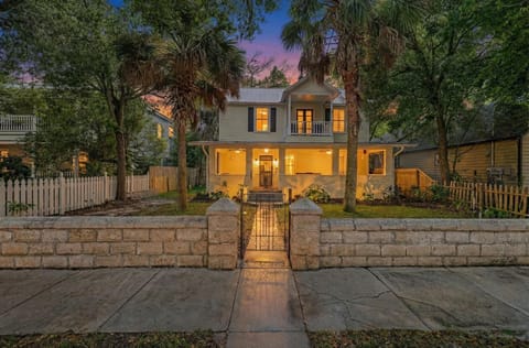Secret Garden Hideaway l Walk to DNTN l Sleeps 8 House in Saint Augustine