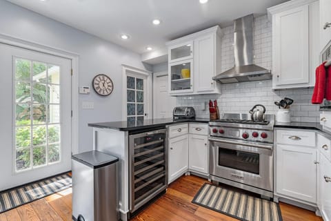 Secret Garden Hideaway l Walk to DNTN l Sleeps 8 House in Saint Augustine