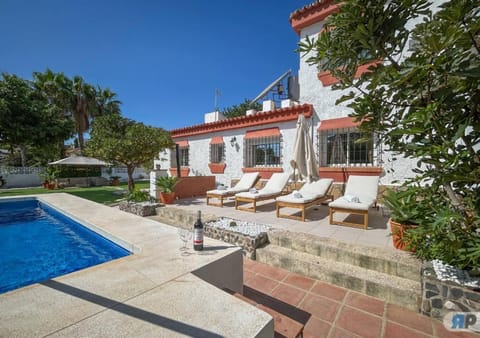 Property building, Garden, Garden view, Pool view, Swimming pool, sunbed