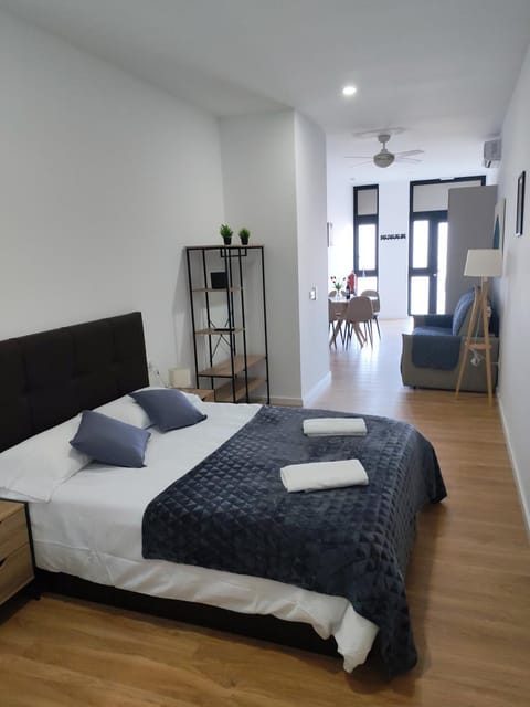 Bed, Photo of the whole room, towels