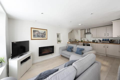 TV and multimedia, Kitchen or kitchenette, Living room, Seating area