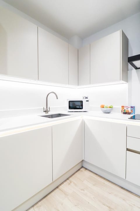 The Desborough Residence - Bright 1BR with Sofa Bed, Modern Lounge & Free Secure Underground Parking Apartment in High Wycombe