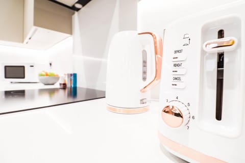 The Desborough Residence - Bright 1BR with Sofa Bed, Modern Lounge & Free Secure Underground Parking Apartment in High Wycombe