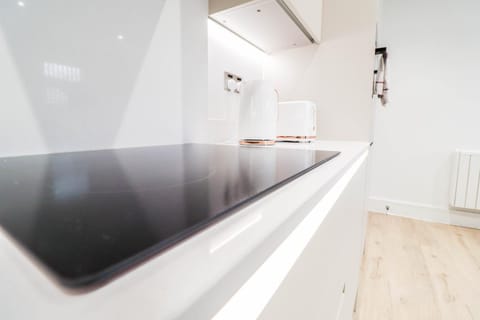 The Desborough Residence - Bright 1BR with Sofa Bed, Modern Lounge & Free Secure Underground Parking Apartment in High Wycombe