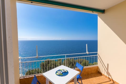 View (from property/room), Balcony/Terrace, Dining area, Sea view