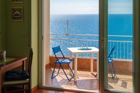 View (from property/room), Balcony/Terrace, Dining area, Sea view