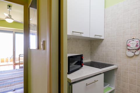 Kitchen or kitchenette, oven, stove