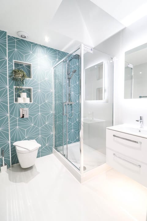 The Kingsmead Loft - Stylish 1BR Top Floor Apt with King or Twin Beds & Free Secure Underground Parking, Central High Wycombe HP13, Sleeps 3 Apartment in High Wycombe