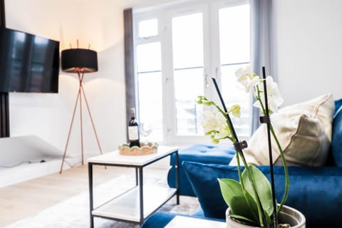 The Kingsmead Loft - Stylish 1BR Top Floor Apt with King or Twin Beds & Free Secure Underground Parking, Central High Wycombe HP13, Sleeps 3 Apartment in High Wycombe