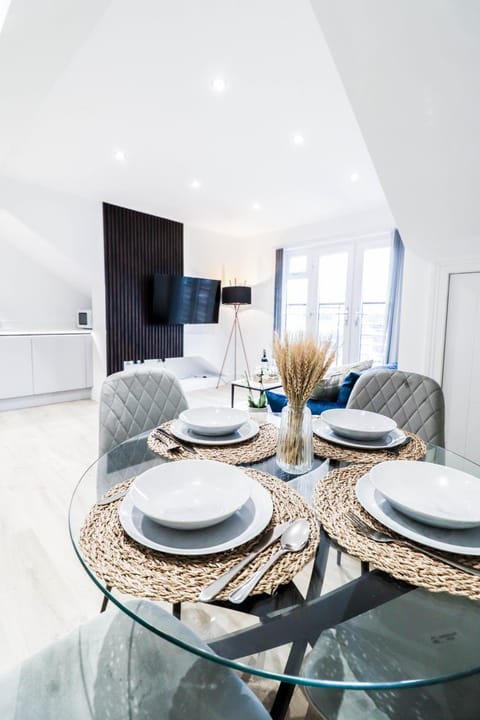 The Kingsmead Loft - Stylish 1BR Top Floor Apt with King or Twin Beds & Free Secure Underground Parking, Central High Wycombe HP13, Sleeps 3 Apartment in High Wycombe