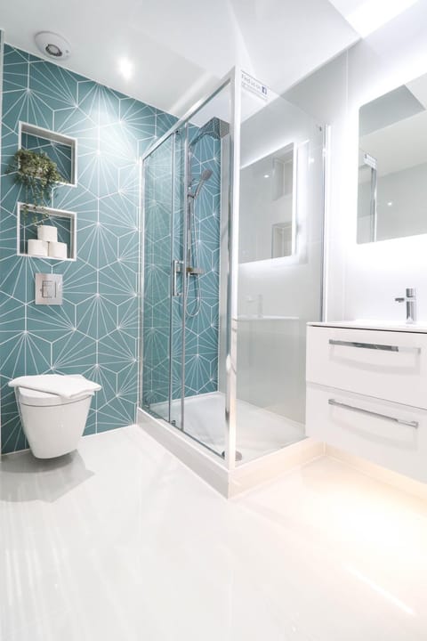 The Kingsmead Loft - Stylish 1BR Top Floor Apt with King or Twin Beds & Free Secure Underground Parking, Central High Wycombe HP13, Sleeps 3 Apartment in High Wycombe