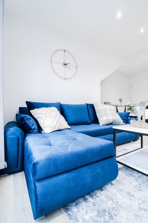 The Kingsmead Loft - Stylish 1BR Top Floor Apt with King or Twin Beds & Free Secure Underground Parking, Central High Wycombe HP13, Sleeps 3 Apartment in High Wycombe