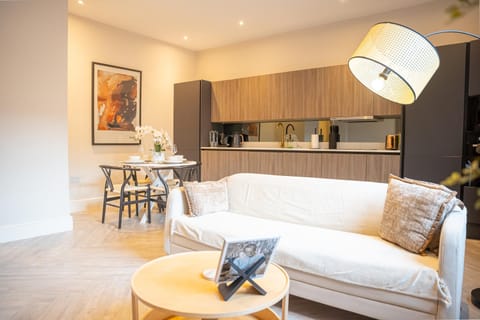 Kitchen or kitchenette, Living room, Seating area, Dining area