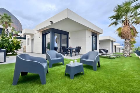 Property building, Day, Garden, Garden view, sunbed