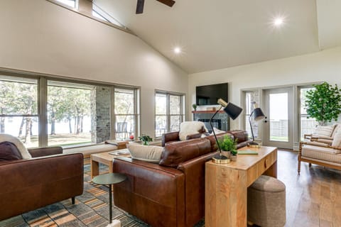 Family Friendly! Pottsboro KC Sunshine Lakehouse House in Lake Texoma