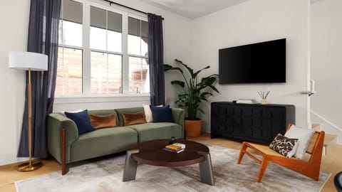 Bouldin Modern - Luxury Wellness Retreat House in Zilker