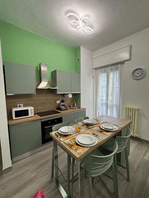Kitchen or kitchenette, Dining area, dishwasher, pet friendly, stove