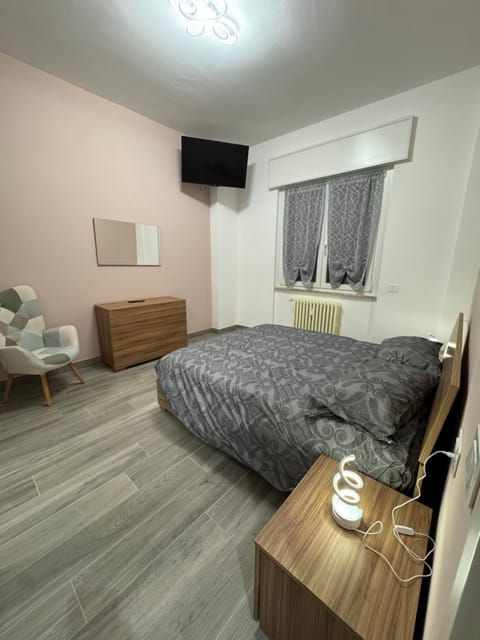 Bed, TV and multimedia, Bedroom