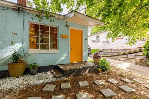 Apt on flower farm, Convenient & pet friendly Apartment in Atlanta