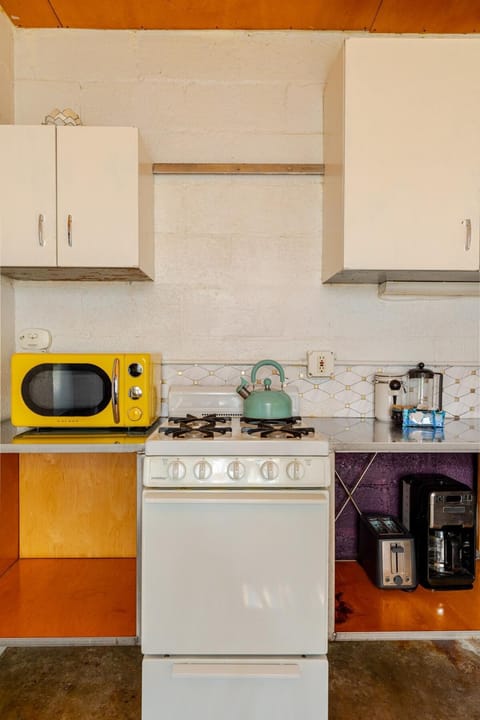 Apt on flower farm, Convenient & pet friendly Apartment in Atlanta