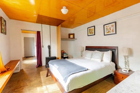 Apt on flower farm, Convenient & pet friendly Apartment in Atlanta