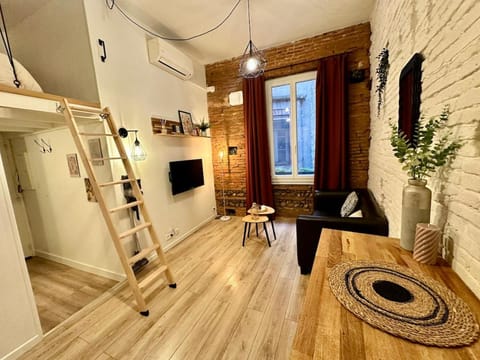 TV and multimedia, Living room, Seating area, air conditioner