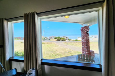 Ocean View, Walk to Everything! Dog Friendly! Wheelhouse Cottage House in Yachats