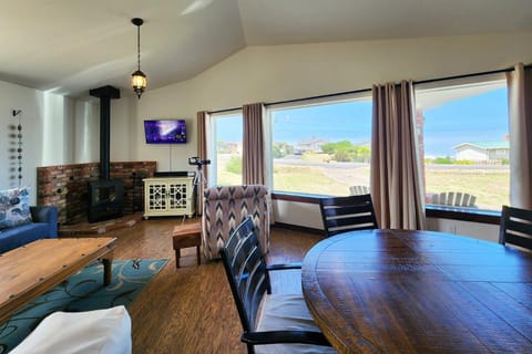 Ocean View, Walk to Everything! Dog Friendly! Wheelhouse Cottage House in Yachats