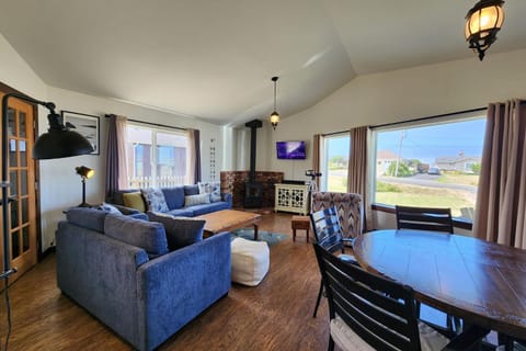 Ocean View, Walk to Everything! Dog Friendly! Wheelhouse Cottage House in Yachats