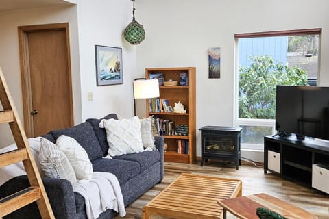 Ocean View in Yachats! Dog Friendly! Ya-Hut House in Yachats