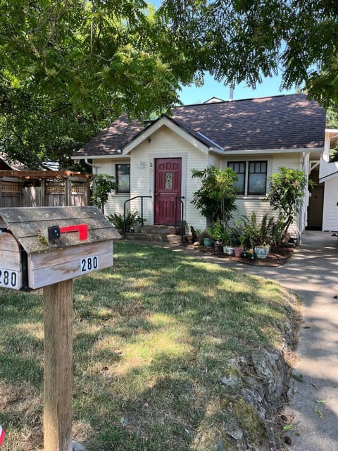Art and Book Lovers Apartment in Eugene