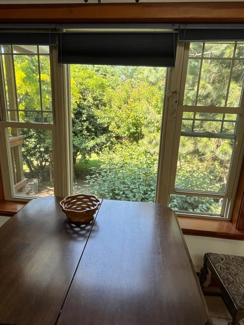 Art and Book Lovers Apartment in Eugene