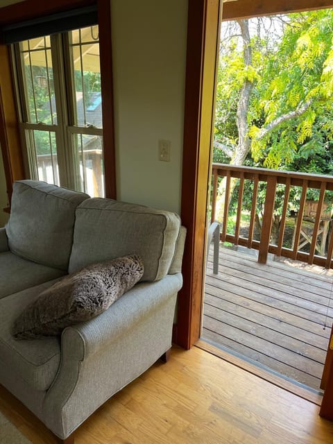 Art and Book Lovers Apartment in Eugene