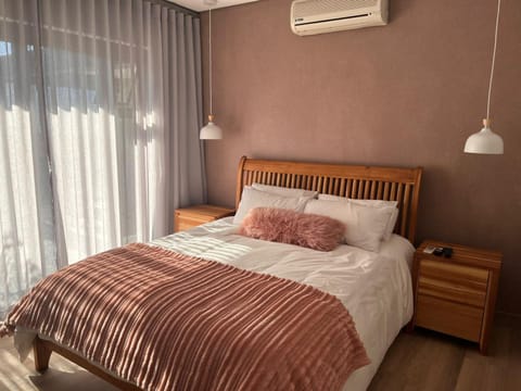 Bed, Bedroom, air conditioner