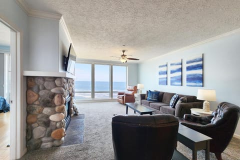 Spectacular Ocean Front Condo with Community Club House & Pool! Whale Crossing House in Depoe Bay