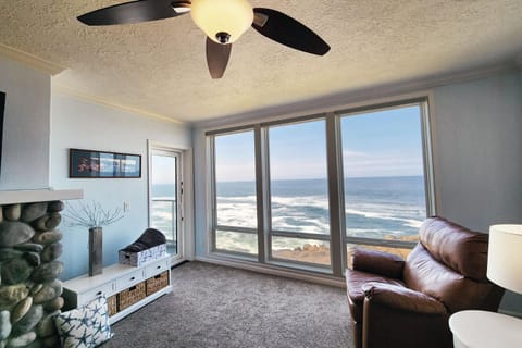 Spectacular Ocean Front Condo with Community Club House & Pool! Whale Crossing House in Depoe Bay