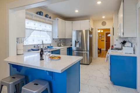 2 Streets to the Beach Game Room BBQ & Firepit House in Seaside