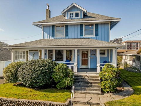 2 Streets to the Beach Game Room BBQ & Firepit House in Seaside