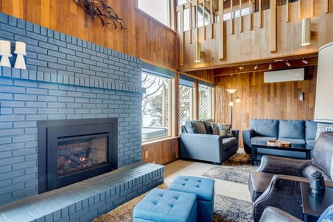 Ocean Front Home on Sandy Beach! Tidal Destination House in San Marine