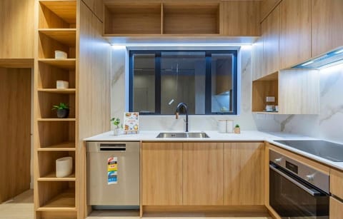 Kitchen or kitchenette, dishwasher, oven