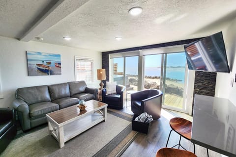 Alsea Bay Cottage with Hot Tub! The Retreat House in Waldport