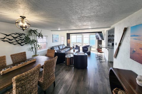 Alsea Bay Cottage with Hot Tub! The Retreat House in Waldport