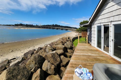 Alsea Bay Cottage with Hot Tub! The Retreat House in Waldport