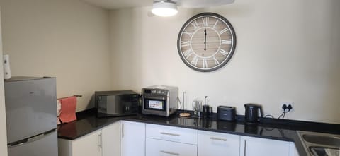 Coffee/tea facilities, Kitchen or kitchenette, oven, toaster