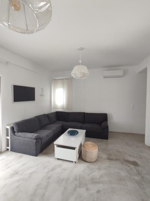 TV and multimedia, Living room, Seating area, air conditioner