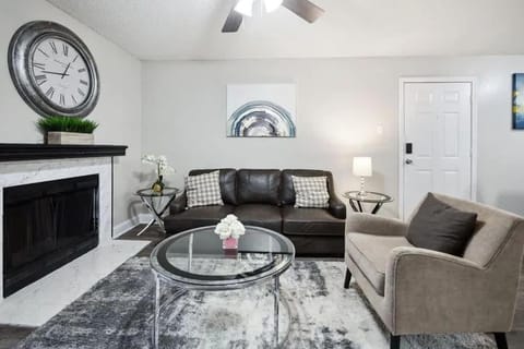 Upgraded 2BD Pool DFW South 183-161 i015 Apartment in Irving