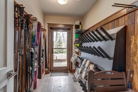 Trail Magic- Sk-in & Ski-out House in Massies Mill